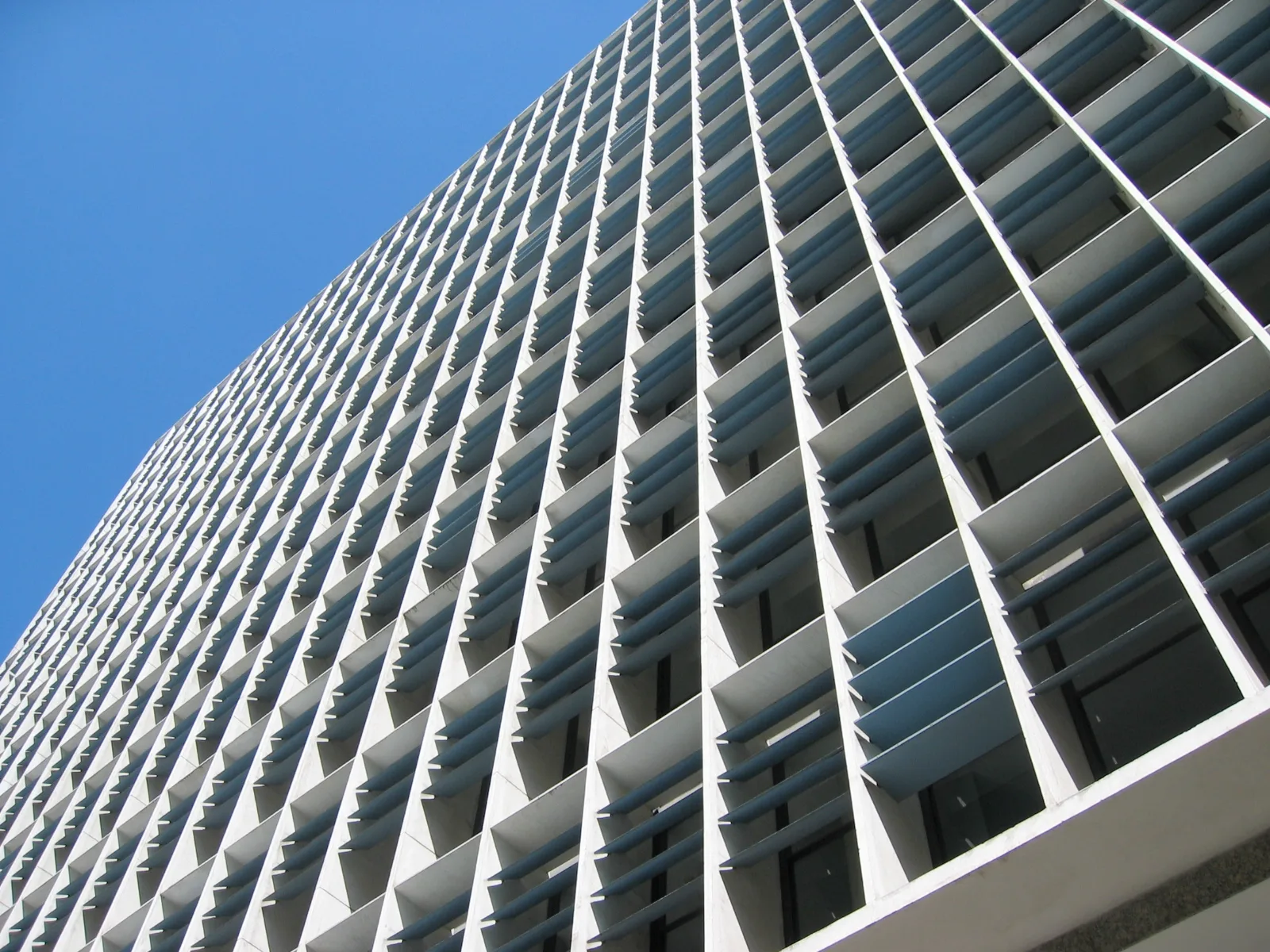 Façade nord du Palacio Gustavo Capanema à Rio de Janeiro : une trame de lames horizontales en fibrociment court sur toute la hauteur du bâtiment.