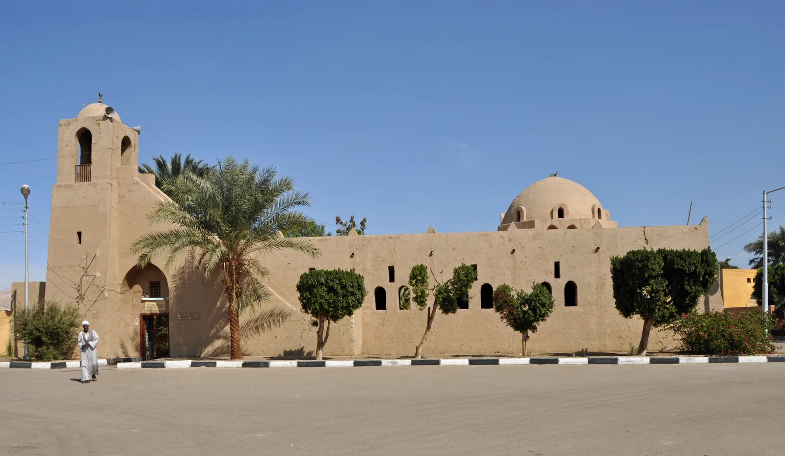 Mosquée de New Gourna à Louxor : volumes de brique de terre crue enduits de clair, voûtes basses, coupole et minaret trapu.
