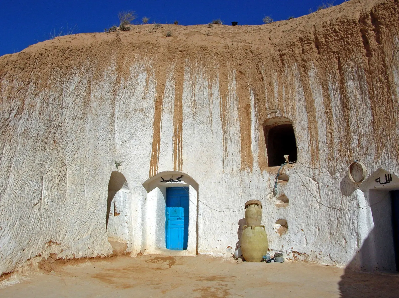 Maison berbère de Matmata en Tunisie : une cour circulaire creusée dans le sol, autour de laquelle s’ouvrent les pièces excavées.