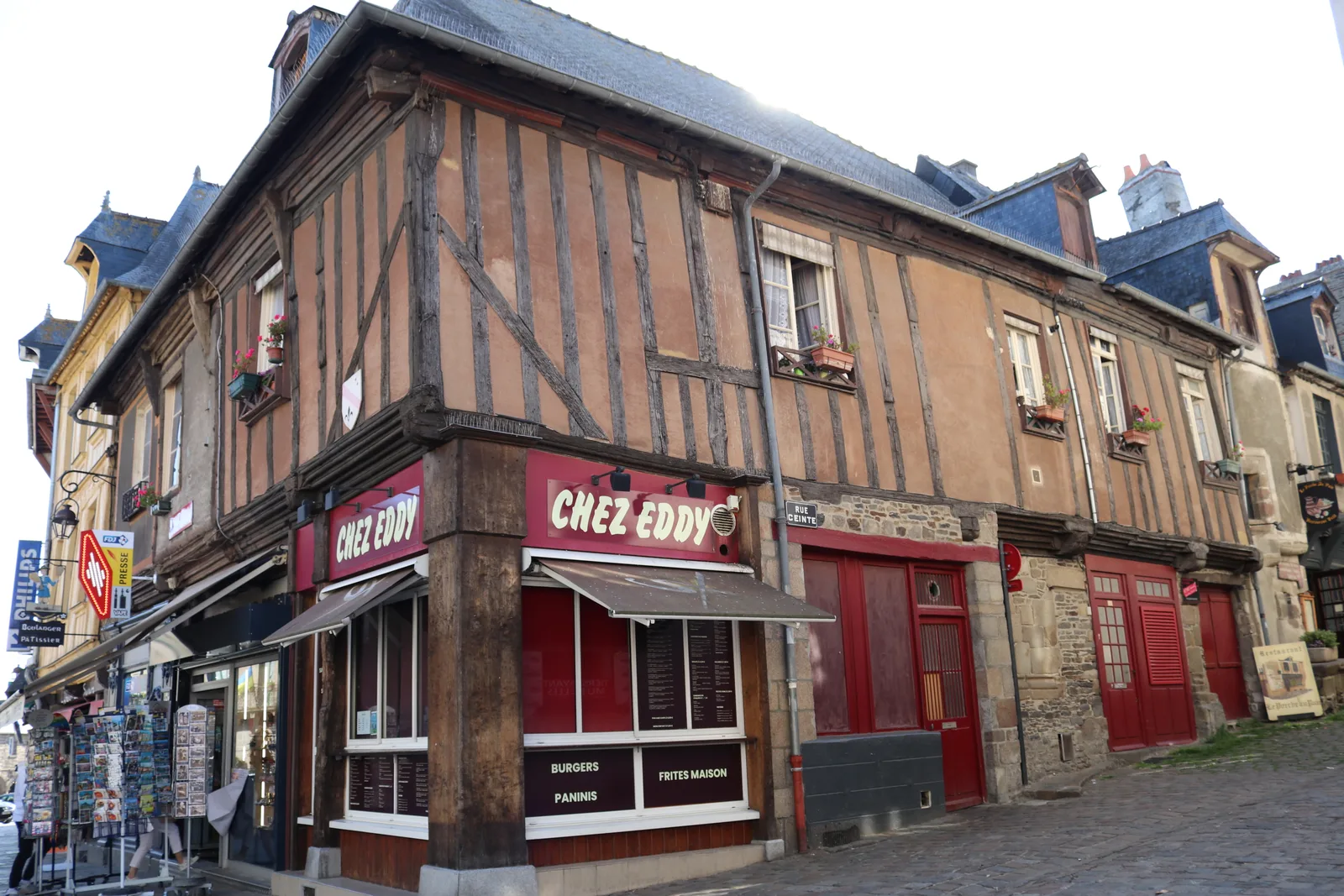 Une maison à colombages du XVIe siècle à Dol-de-Bretagne, à l'ossature de bois apparente.